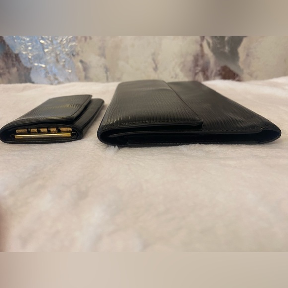 Authentic Louis Vuitton Black Epi Trifold Wallet And 4 Ring Key/Card Holder - Picture 5 of 14